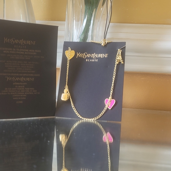 Yves Saint Laurent - Picture 10 of 15